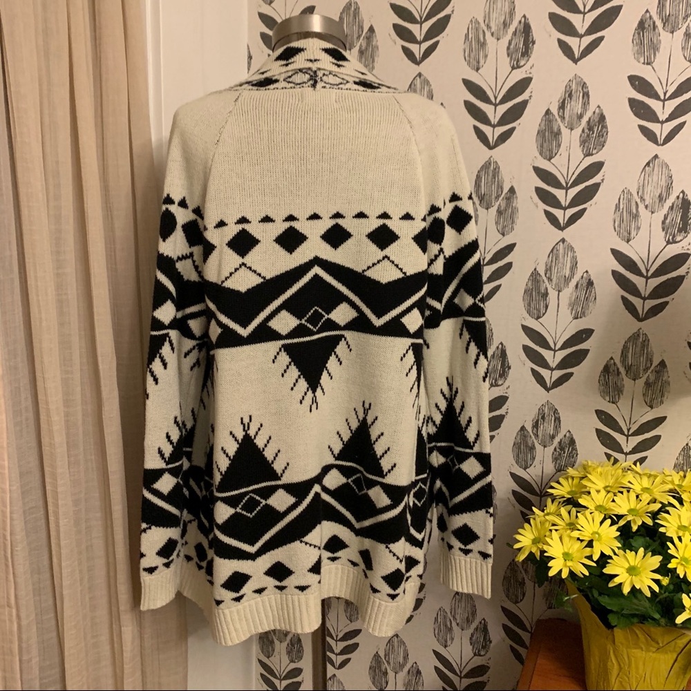 ๐ Spoiled Angel Aztec Open Cardigan - Picture 4 of 7